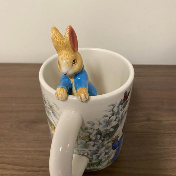 Peter Rabbit Ceramic Mug with Blue Jacket - Picture 3 of 6